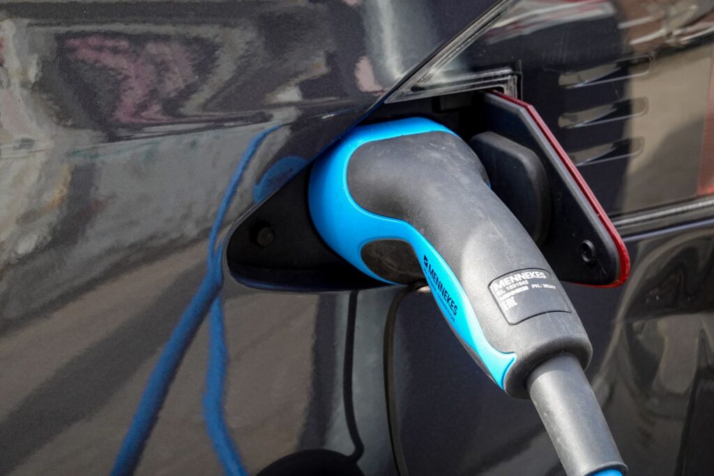 Cargar coche eléctrico en enchufe normal riesgos