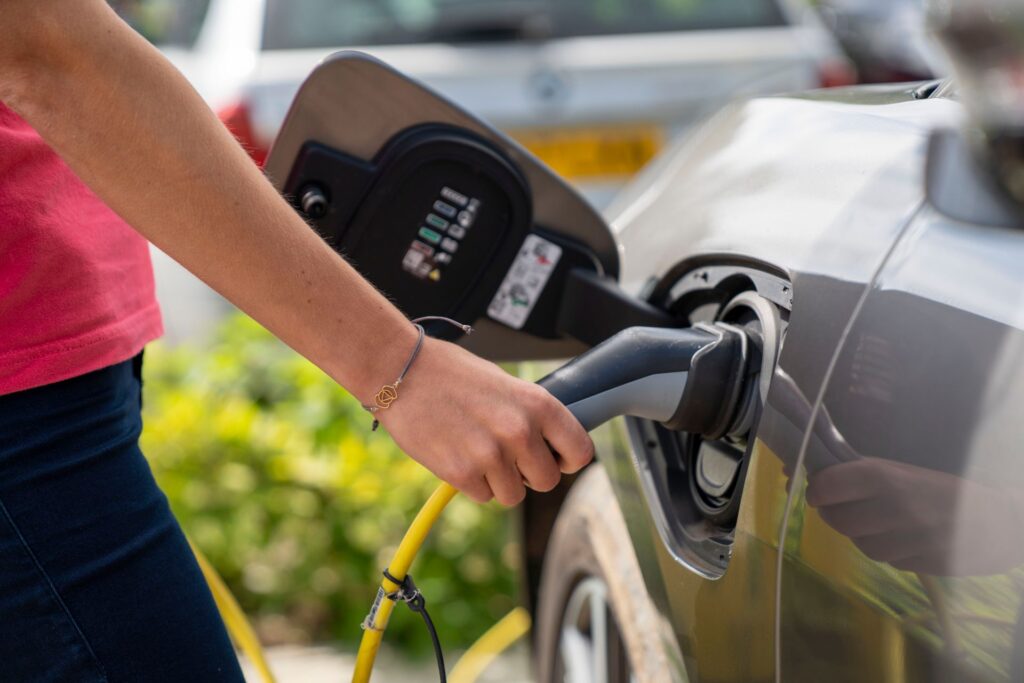 Cargar coche eléctrico en enchufe normal riesgos 2
