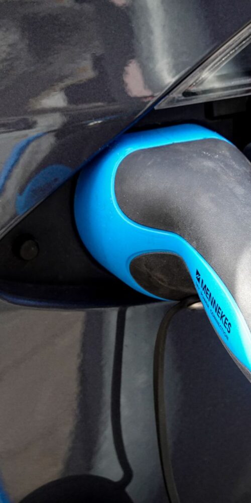 Cargar coche eléctrico en enchufe normal riesgos