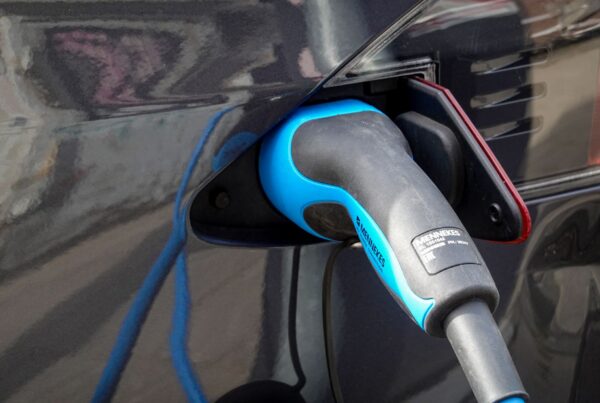 Cargar coche eléctrico en enchufe normal riesgos