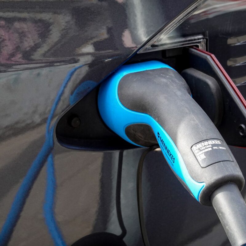Cargar coche eléctrico en enchufe normal riesgos